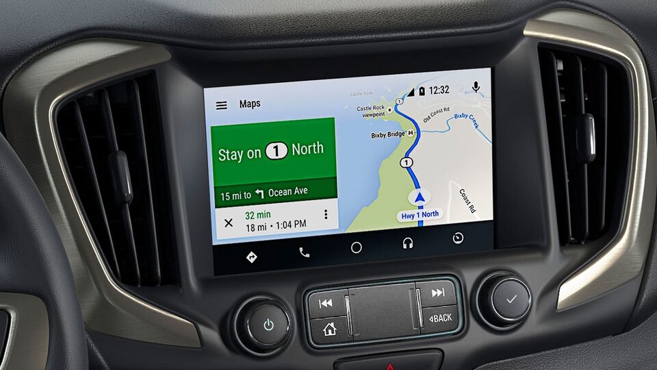 Tu experiencia de navegación será mejor a través de la pantalla del sistema GMC infoentretenimiento, que te permitirá visualizar los mapas en 2D y 3D