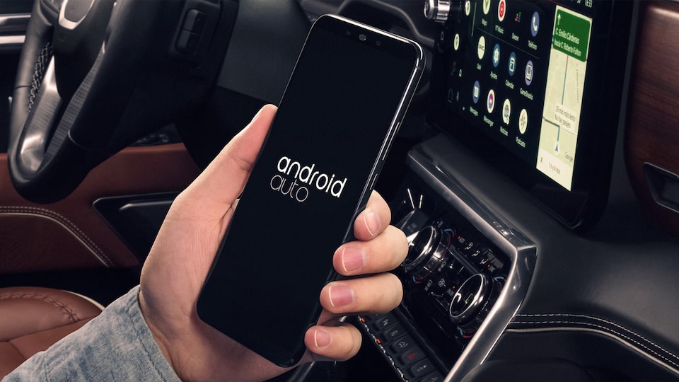 GMC infoentretenimiento es compatible con Apple CarPlay y Android Auto esto te permitirá proyectar contenido y aplicaciones de tu smartphone