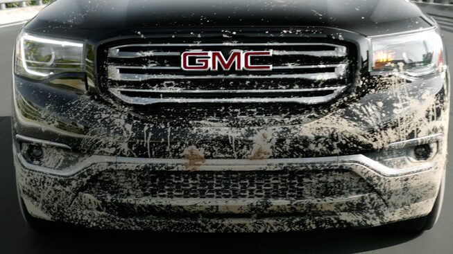 Parrilla tipo panal en 3 bloques con filo cromado y emblema de GMC al centro en la GMC Acadia Denali 2019
