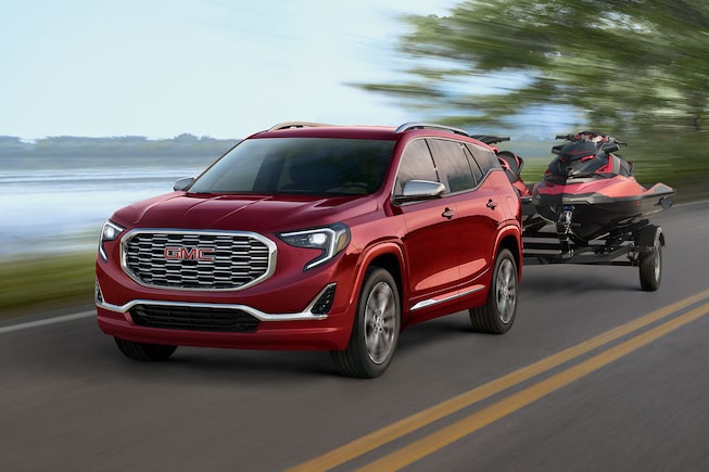 Camioneta familiar GMC Terrain 2019, cuenta con un sistema de mantenimiento de carril que se activa al detectar un desvío de carril