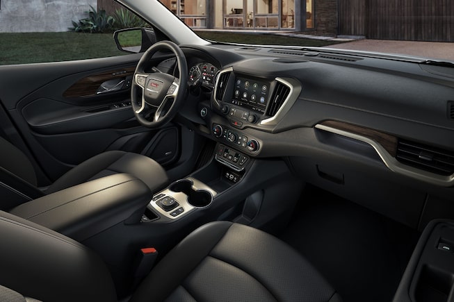 GMC Terrain 2019 lleva un volante de 4 brazos forrado en piel además de controles de radio, teléfono y piloto automático en volante