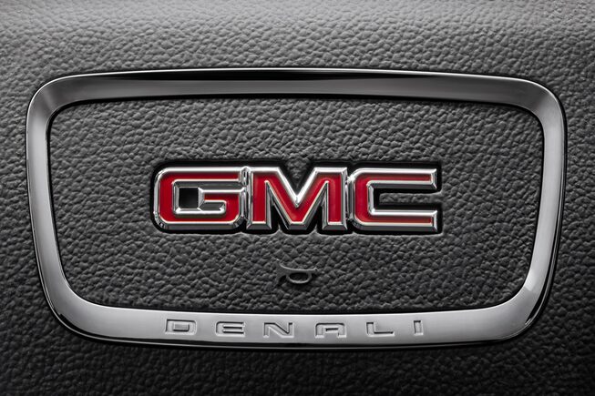 Camioneta familiar GMC Terrain 2019 con volante forrado en piel de 4 brazos calefactable y con controles de radio y teléfono