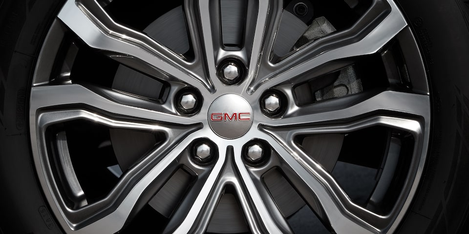 Rines en aluminio de 19 pulgadas con el logo de GMC al centro, incorporados en la camioneta familiar GMC Terrain 2019 