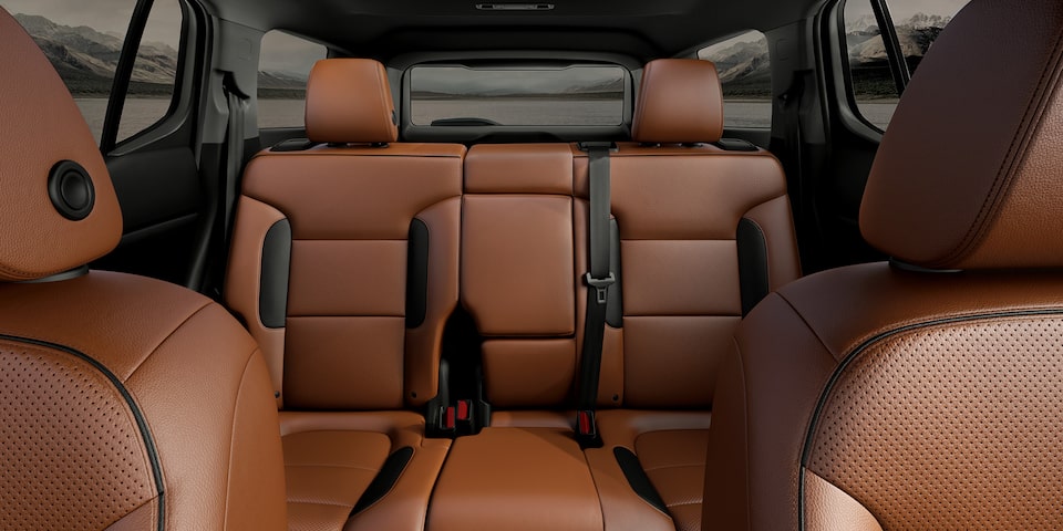 GMC Acadia AT4 2020, camioneta SUV con 3 filas de asientos, la primera y segunda con entrada auxiliar USB