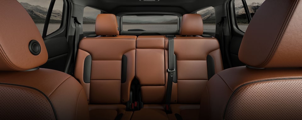 GMC Acadia AT4 2020, camioneta SUV con diseño off road en su interior. Asientos de piel y capacidad para 7 pasajeros 