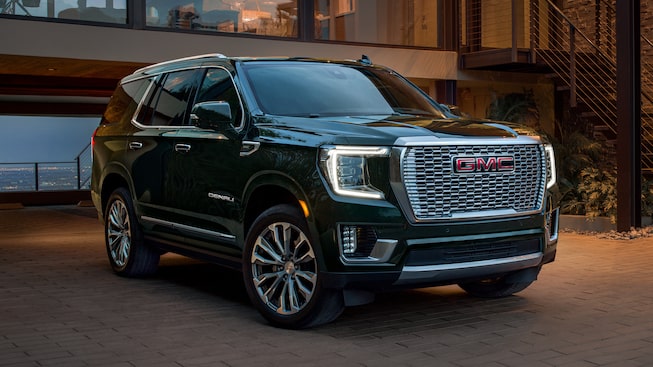 GMC Yukon Denali 2021 con rines en aluminio de 22 pulgadas y espejos eteriores al color de la carrocería