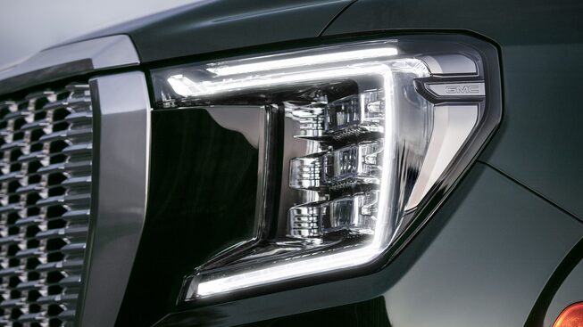 Delanteros LED en forma de “C” de GMC Yukon 2021