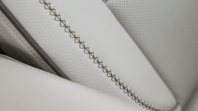 Asientos en piel premium perforada con costuras Bold Cross en color Whisper Beige / Fawn