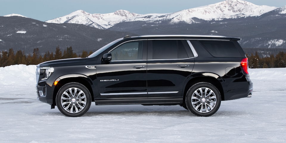 Lateral de GMC Yukon Denali, SUV grande de lujo 2021 en color Onyx Black