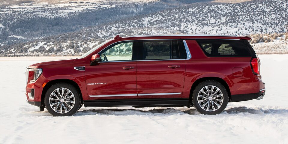 Lateral de GMC Yukon XL, SUV grande de lujo 2021 en color Crimson Red Tintcoat