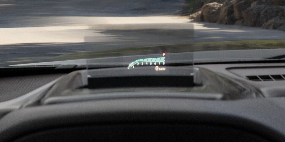 Head up Display que despliega lecturas digitales sobre el parabrisas acerca de las condiciones del vehículo
