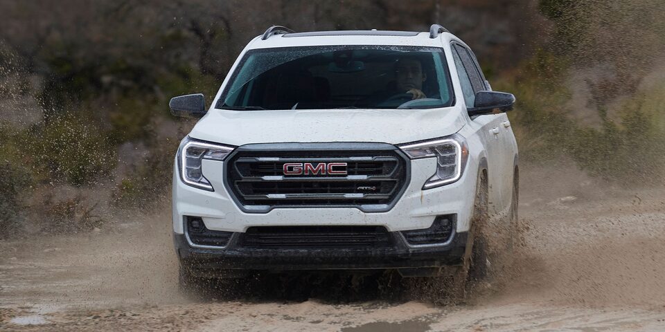 GMC Terrain AT4 2022 incluye faros LED delanteros con control automático de encendido y apagado