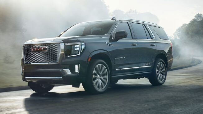 GMC Yukon 2022, SUV grande incluye doble escape dual y parabrisas con tintado ligero para rayos solares