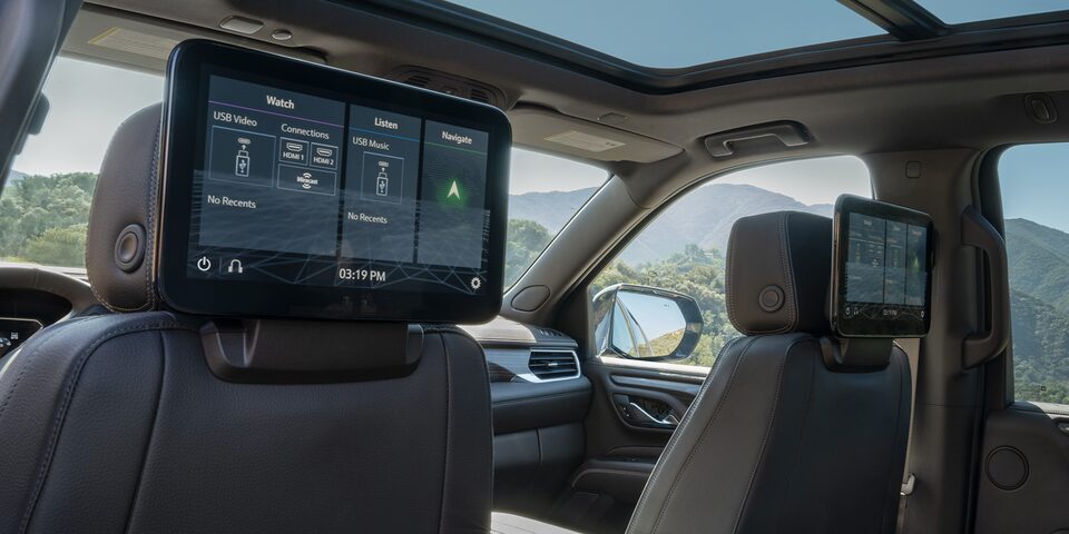 Sistema de infoentretenimiento con Google automotive service en la consola principal