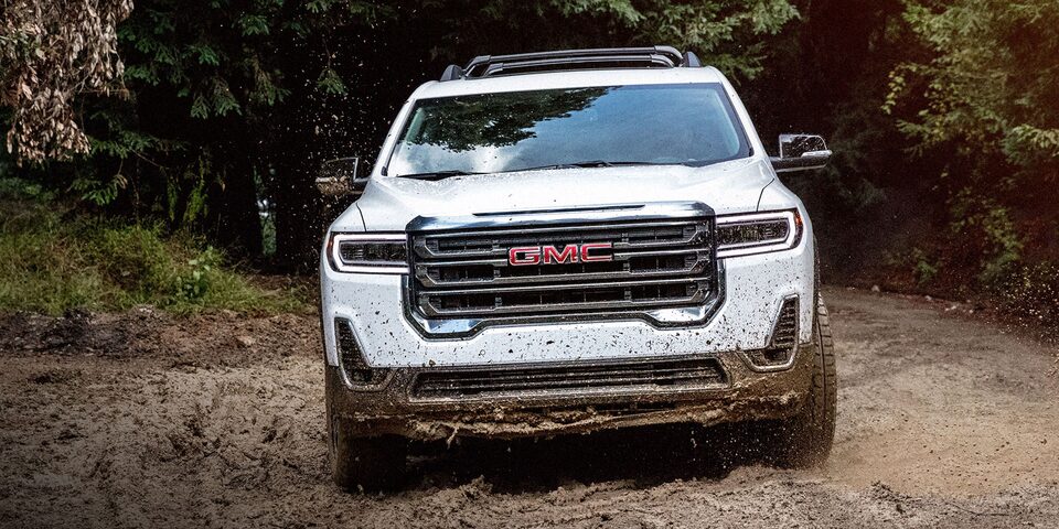 GMC Acadia 2023 con Electronic Twin Clutch que manda la tracción a la llanta que se necesite dependiendo del camino 