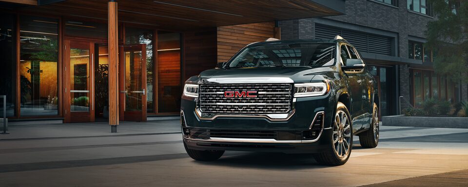 Lujosas características exteriores de GMC Acadia 2023: Faros Intellibeam, cristales con tintado de privacidad y más