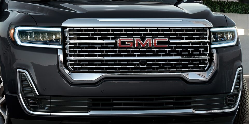 SUV de lujo GMC Acadia 2023 con parrilla cromada tipo panal