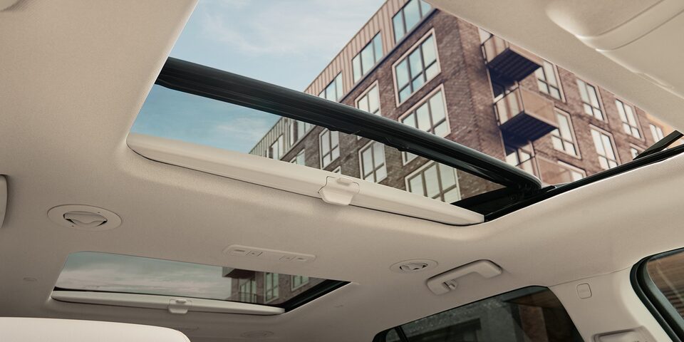 Moderno quemacocos doble en la SUV de lujo GMC Acadia 2023