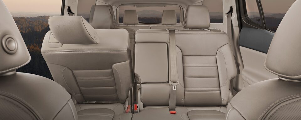 Confortable y espacioso interior con 3 filas de asientos de GMC Acadia 2023, SUV de lujo