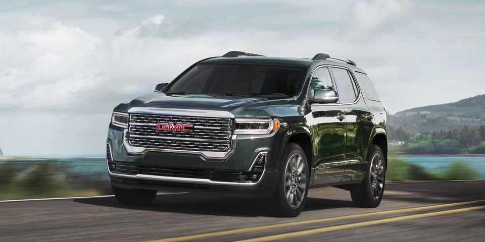 SUV de lujo GMC Acadia 2023 con asistente de mantenimiento de carril