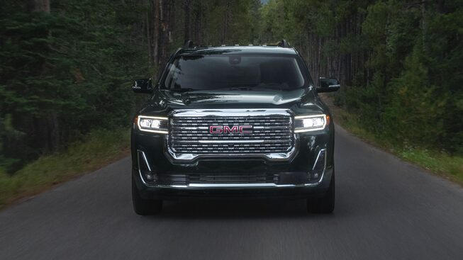 Lujosa SUV GMC Acadia 2023 con parrilla cromada y faros LED con Intellibeam Autocontrol