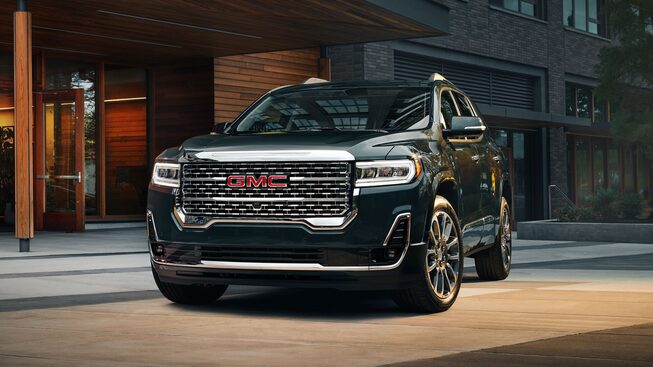 Imponente y lujoso diseño exterior de GMC Acadia 2023, con barras de techo y parrilla cromada, faros LED y más