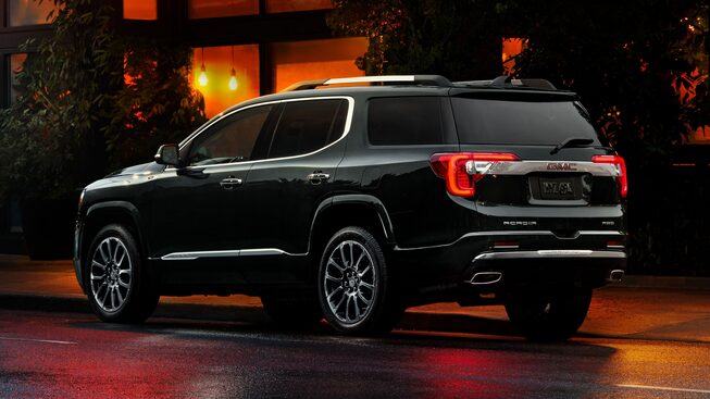 Elegante diseño exterior de GMC Acadia 2023 con luces traseras en forma de C y rines de aluminio de 20 pulgadas