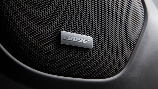 Sistema de 8 bocinas BOSE de alto desempeño con amplificador y subwoofer dentro de GMC Acadia 2023