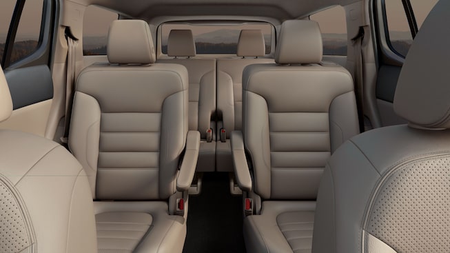 Espacioso y elegante diseño interior de GMC Acadia 2023 con 3 filas de asientos
