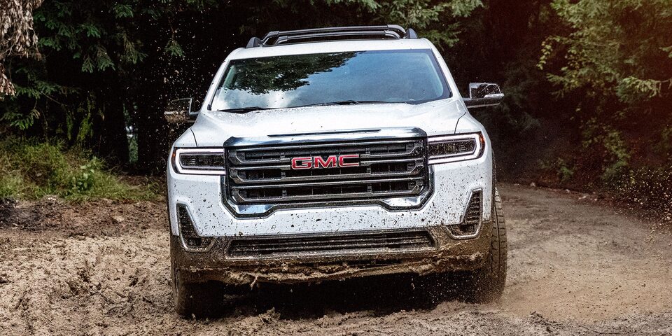 GMC Acadia 2023 versión AT4 equipada con AWD con twin clutch y control de descenso de pendientes