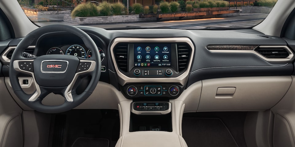Interior de la SUV GMC Acadia 2023 Denali