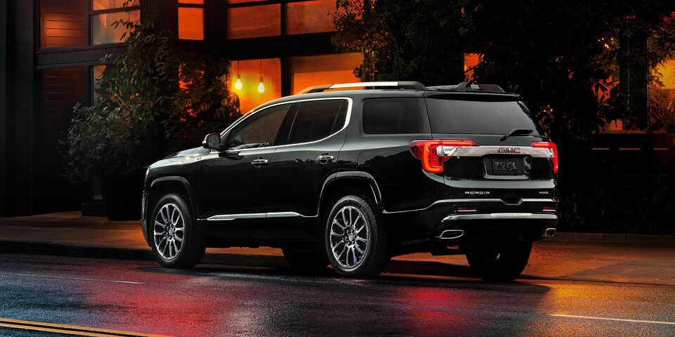 GMC Acadia 2023 Denali con barras de techo y parrilla cromadas, luces traseras en forma de C y Faros LED con Intellibeam