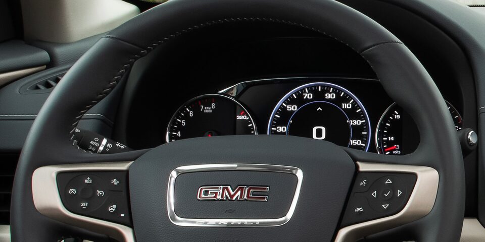 Clúster con pantalla de 8 pulgadas en el interior de tu GMC Terrain 2023, camioneta SUV