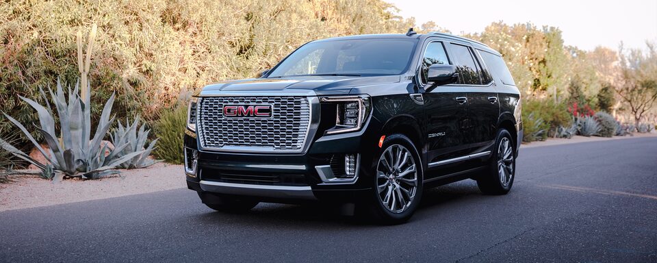 GMC Yukon 2023, camioneta lujosa con faros de niebla, doble escape dual y más