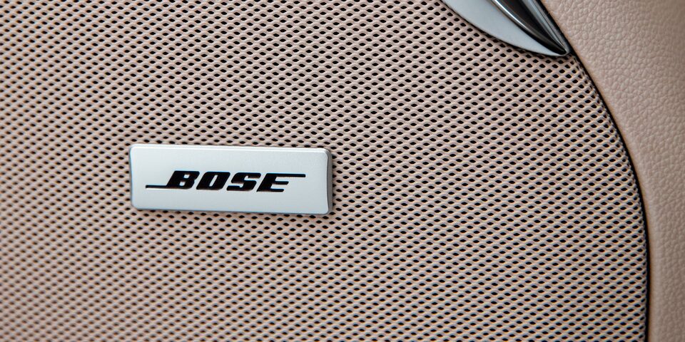 Sistema de audio Bose al interior de GMC Yukon 2023, camioneta lujosa