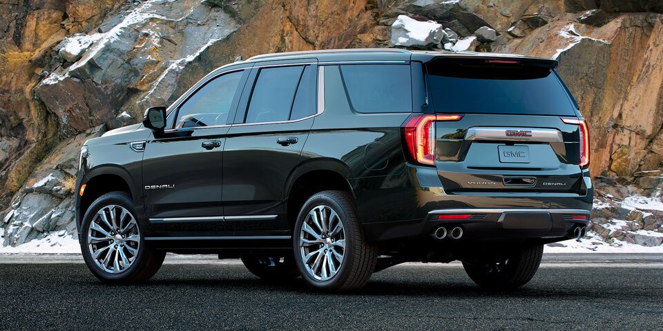GMC Yukon 2023, camioneta lujosa con amplio espacio de cajuela