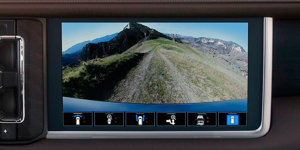 Vista frontal del sistema multivistas para GMC Yukon 2023, camioneta lujosa