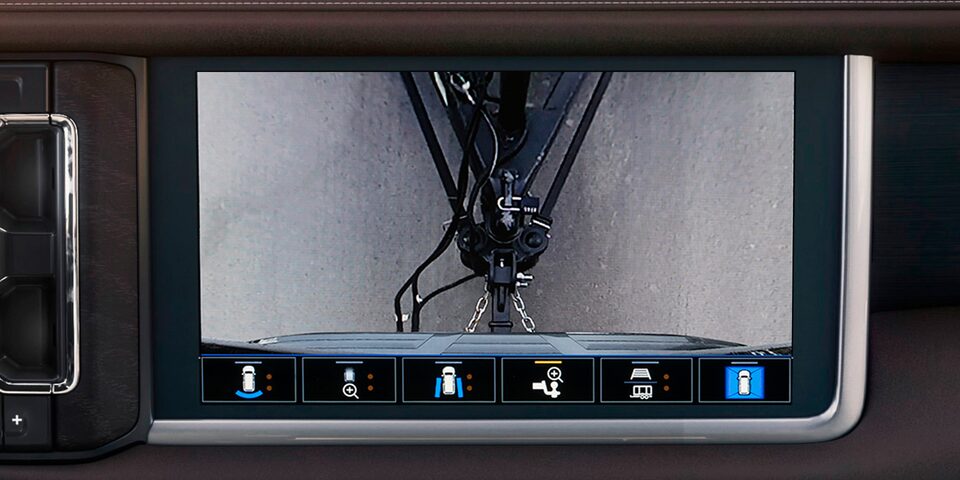 Vista trasera con acercamiento del sistema multivistas para GMC Yukon 2023, camioneta lujosa