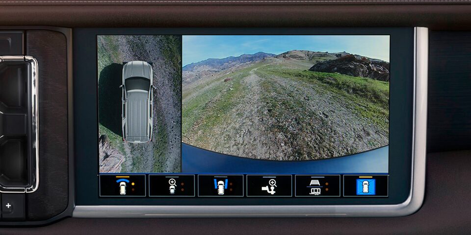 Vista doble cenital, frontal o trasera del sistema multivistas para GMC Yukon 2023, camioneta lujosa