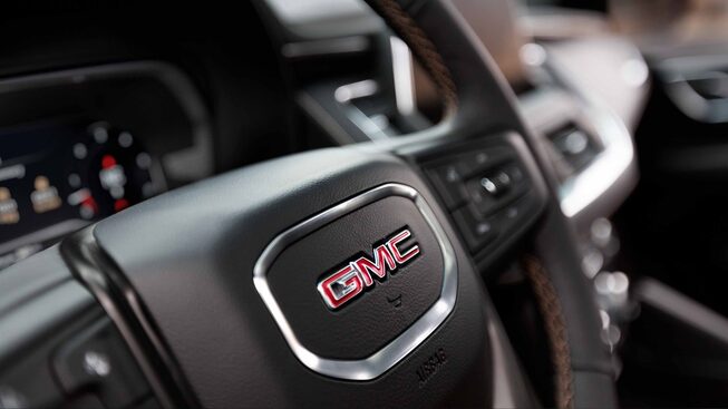Lujoso volante con emblema GMC de Yukon 2023