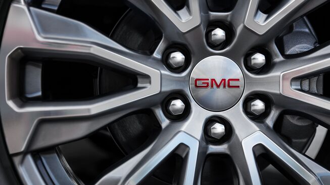 Rines de aluminio con emblema GMC en tu camioneta lujosa Yukon 2023