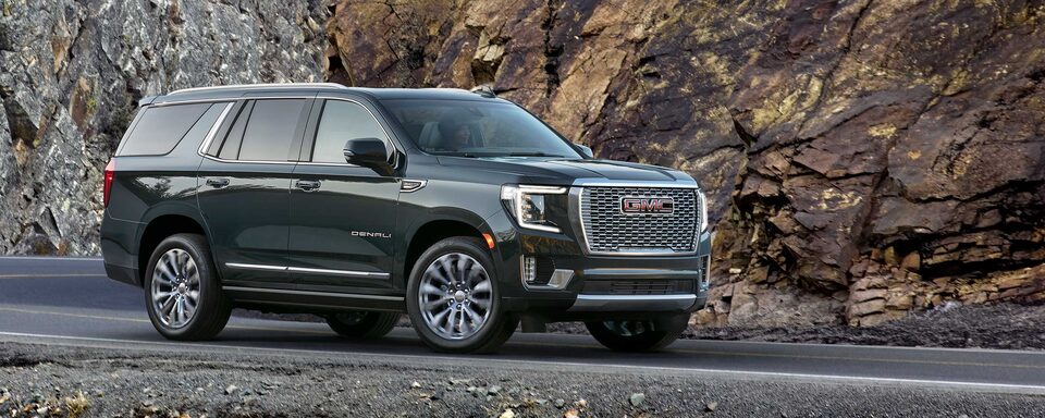 GMC Yukon 2023, camioneta lujosa con luces frontales LED, rines en aluminio de 22 pulgadas, sistema AWD y más