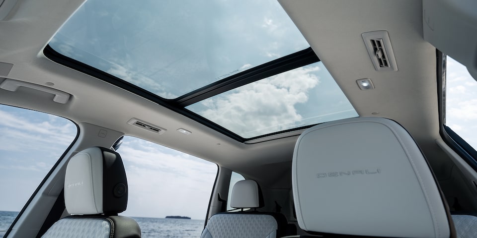  Quemacocos panorámico de GMC Acadia 2025, camioneta de 7 pasajeros