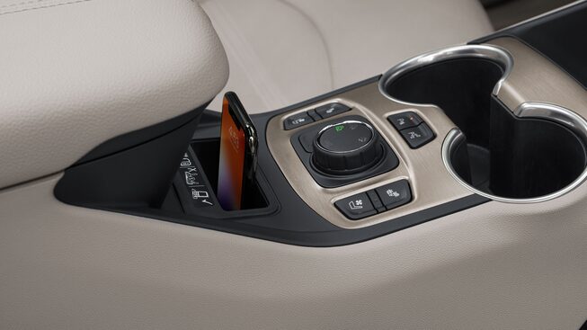 Cargador inalámbrico para smartphones en tu GMC Terrain 2024, camioneta SUV premium