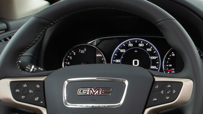 Volante calefactable forrado en piel cuenta con controles de crucero y controles de audio en tu GMC Terrain 2024