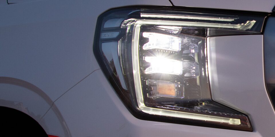 Faros LED Intellibeam equipados en tu nueva GMC Yukon 2024, SUV grande