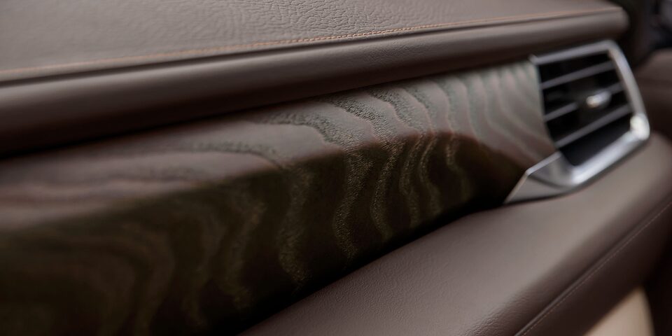 GMC Yukon 2024, SUV grande con insertos de madera a poro abierto