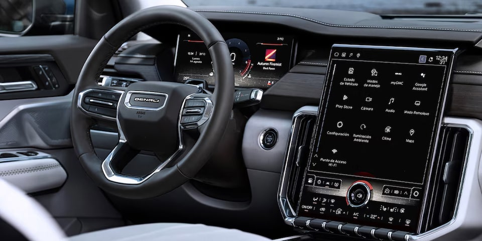 Clúster y pantalla de infoentretenimiento de 15 pulgadas en GMC Acadia 2026