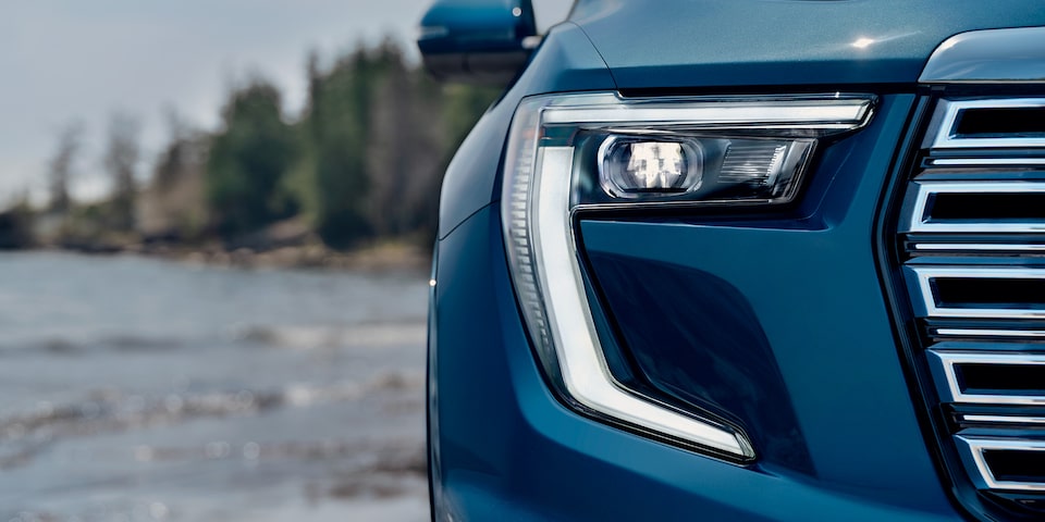 Icónicos faros LED en GMC Acadia 2026, camioneta de 7 pasajeros