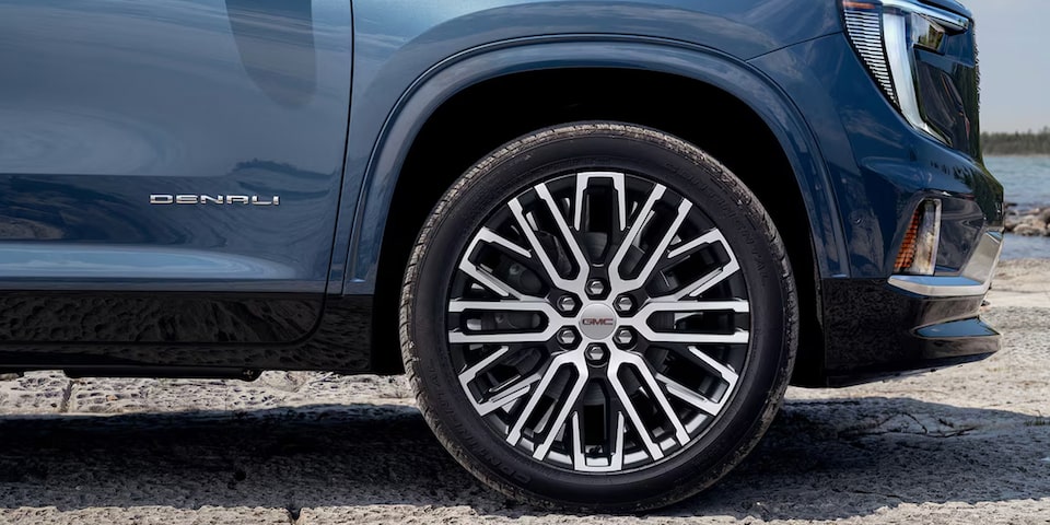 Rines de aluminio de 20 pulgadas en GMC Acadia 2026